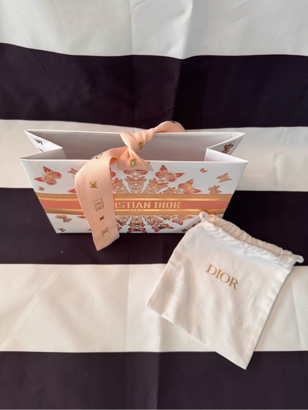 Dior White and Gold Branded Drawstring Pouch - Picture 2 of 8